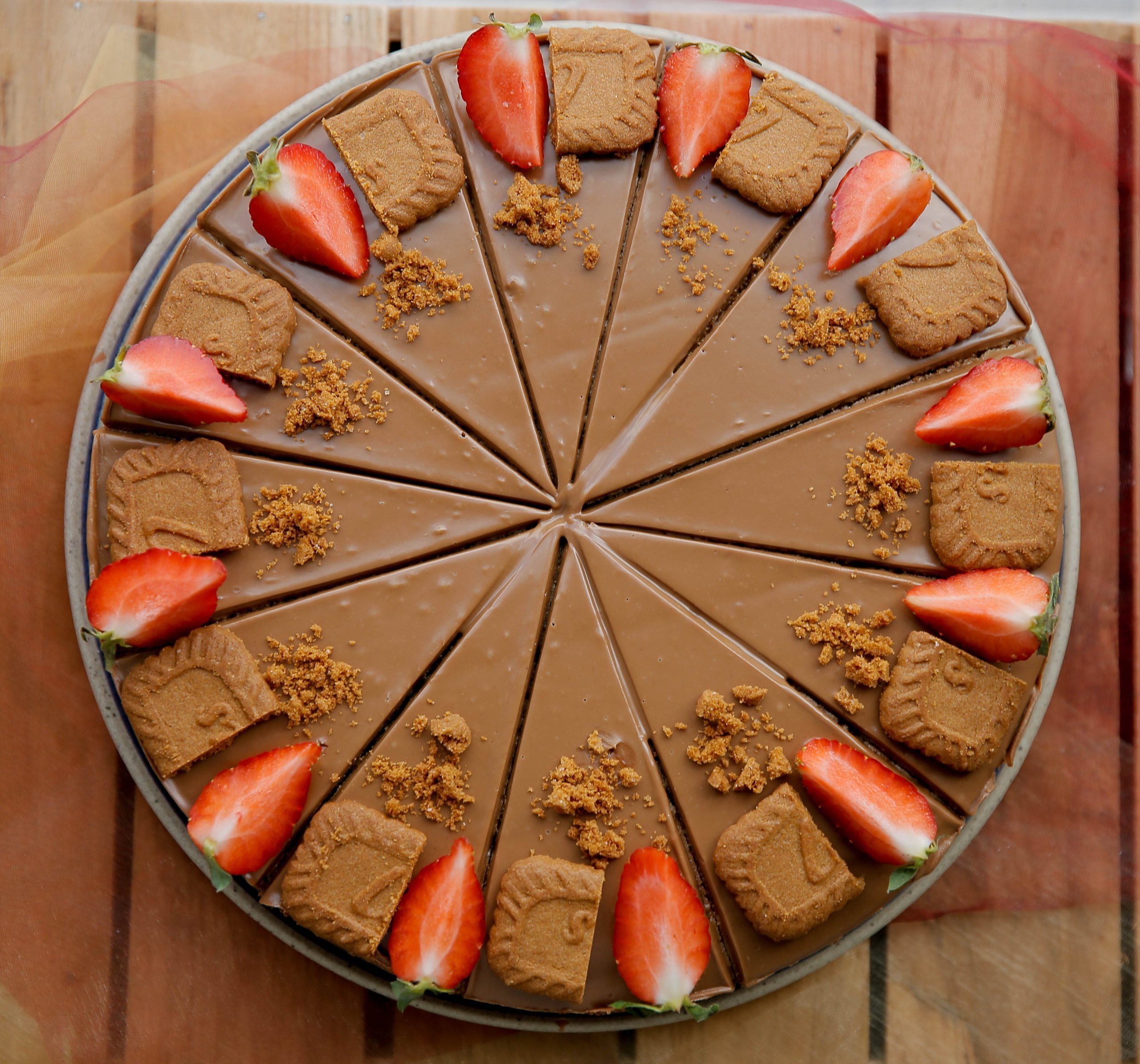 Speculooscake garneren met aardbei en speculooslkruimels