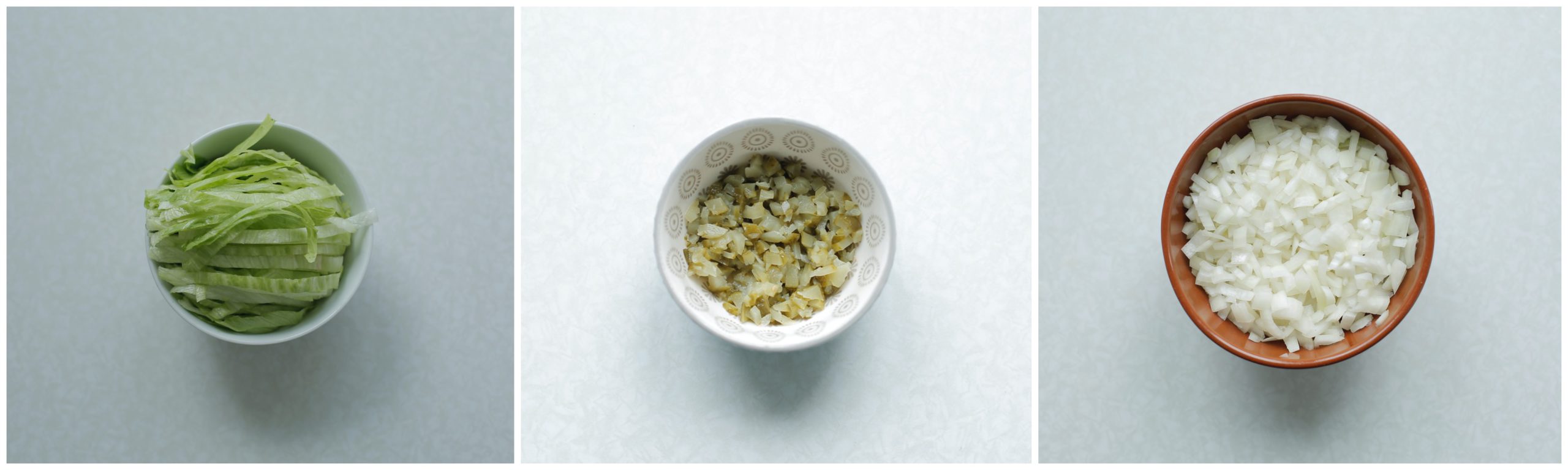 ijsbergsla, augurk, gele ui gesneden