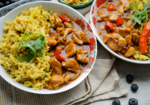 Gele rijst met hete kip