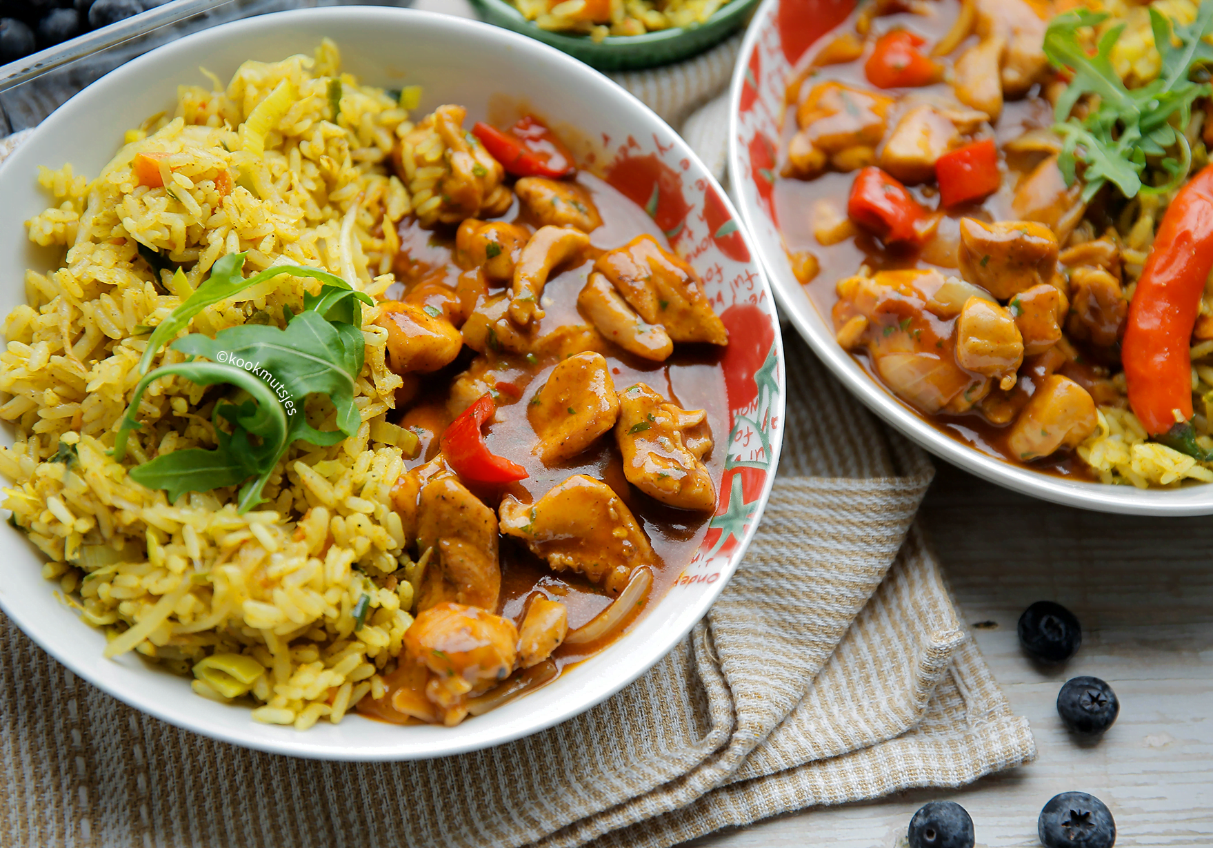 Gele rijst met hete kip