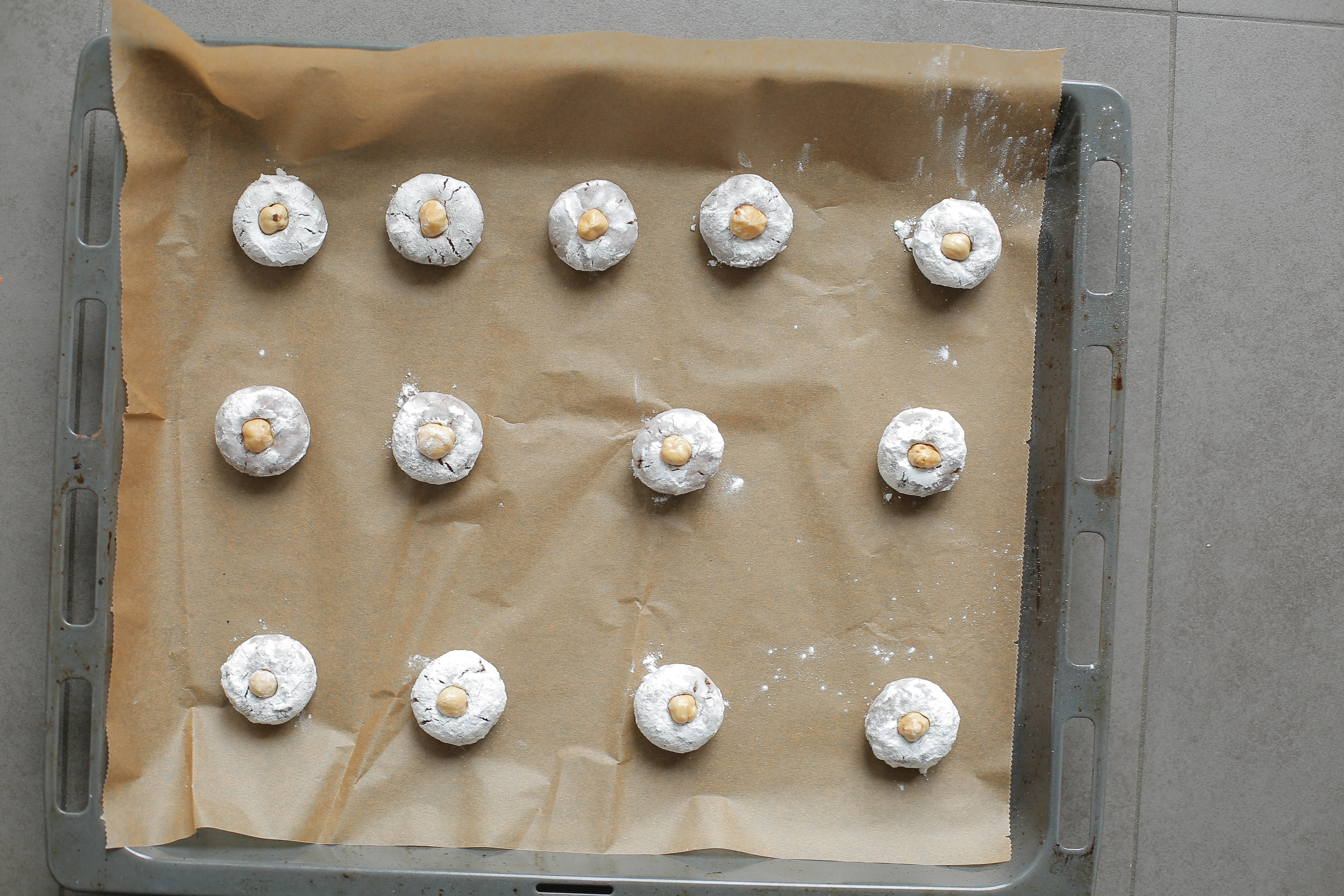 Hazelnootkoekjes gaar bakken in de oven