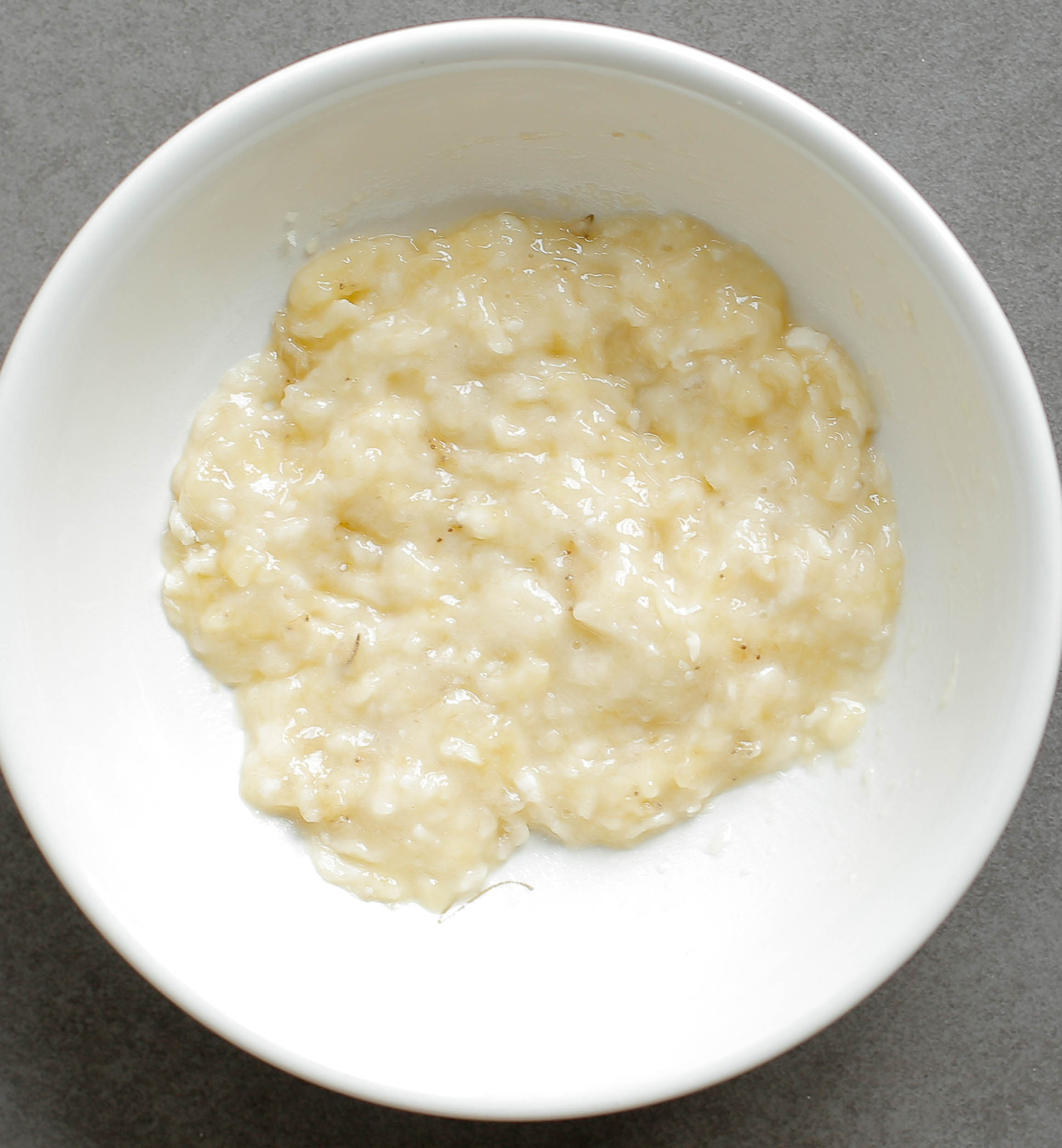 Banaan fijn prakken in een kom