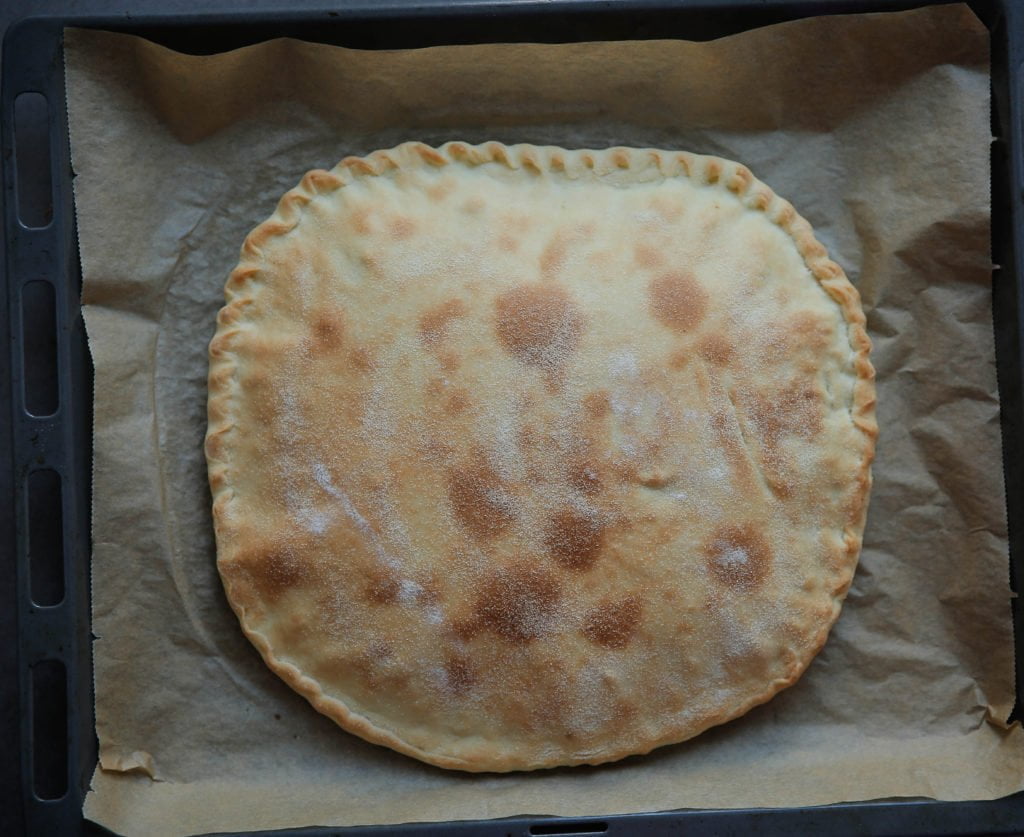 Leg het gevuld brood met vlees in een voorverwarmde oven op 220℃. Bak 12-15 minuten of tot het brood mooi goudbruin is gekleurd.