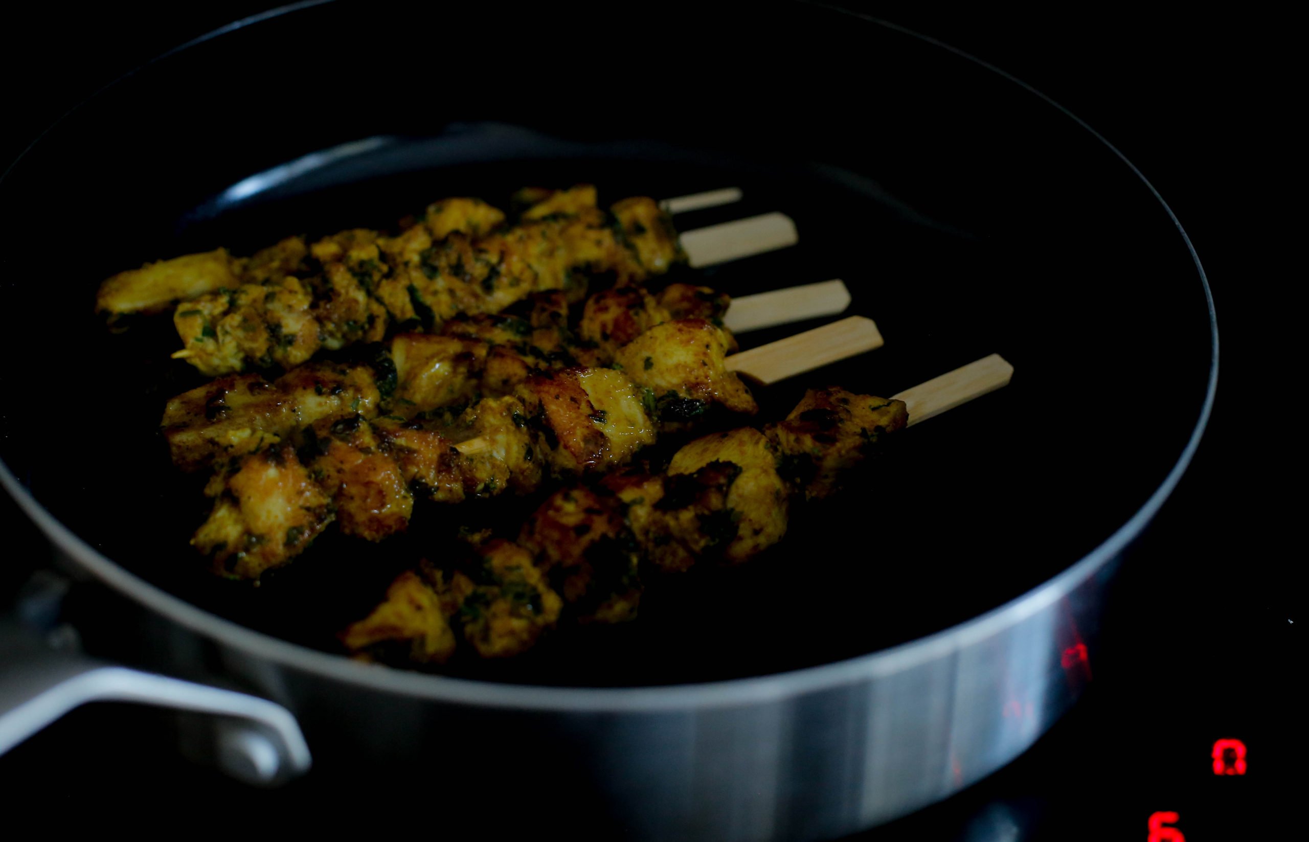 Kipspiesjes gaar bakken in een koekenpan