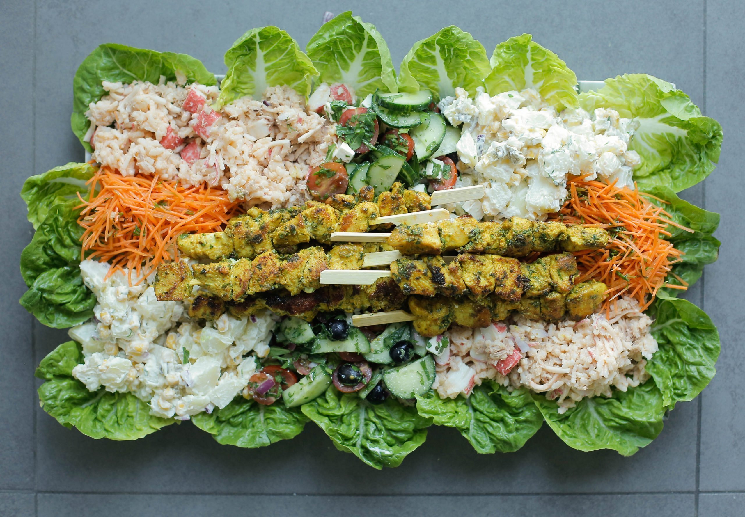 Kipspiesjes met salades