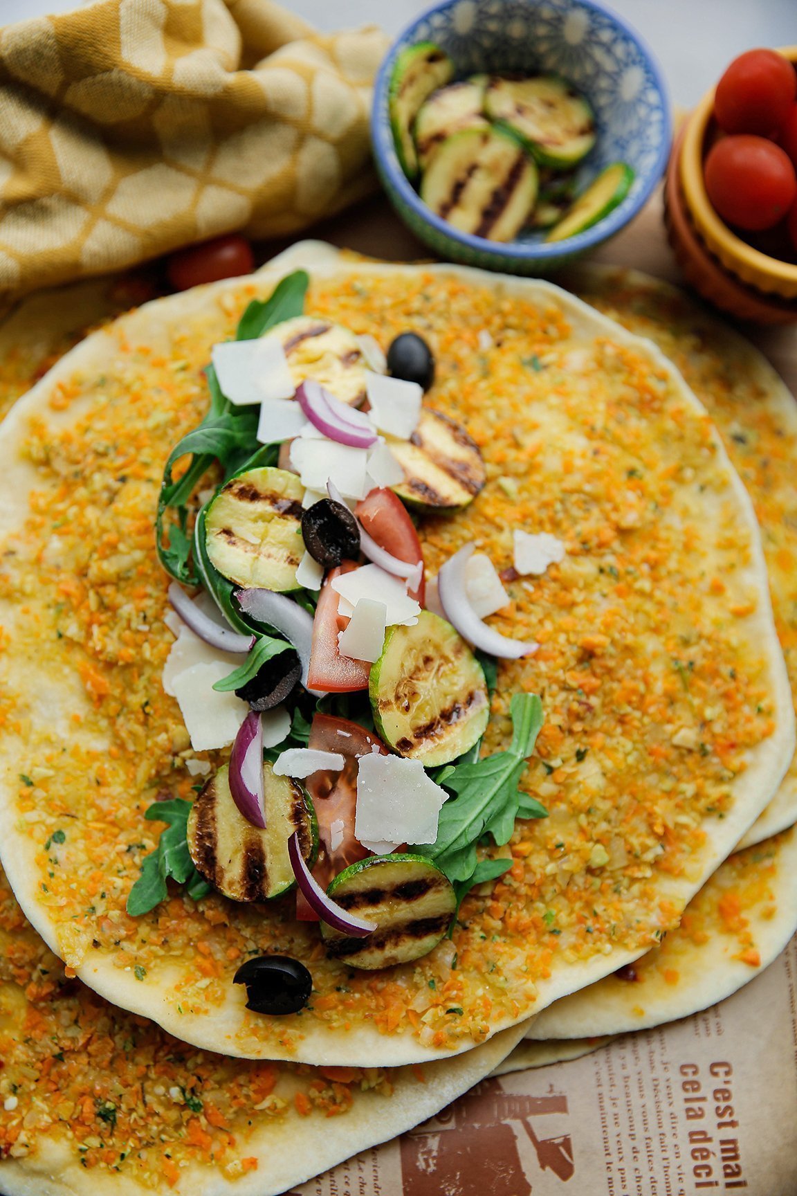 Groentepizza vullen met nog meer groenten eindresultaat