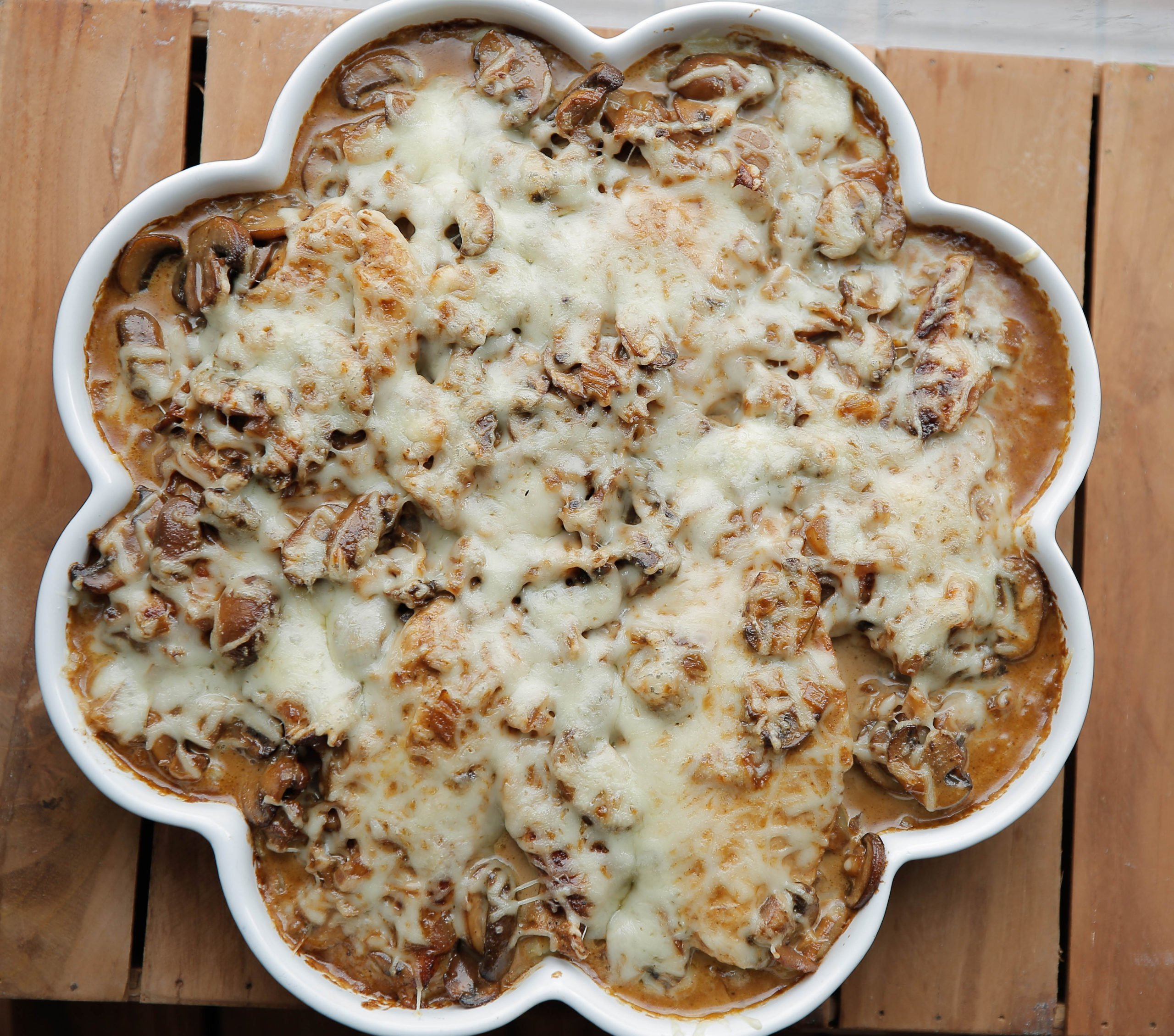 Aardappelschotel met kip en champignonsaus bakken in de oven