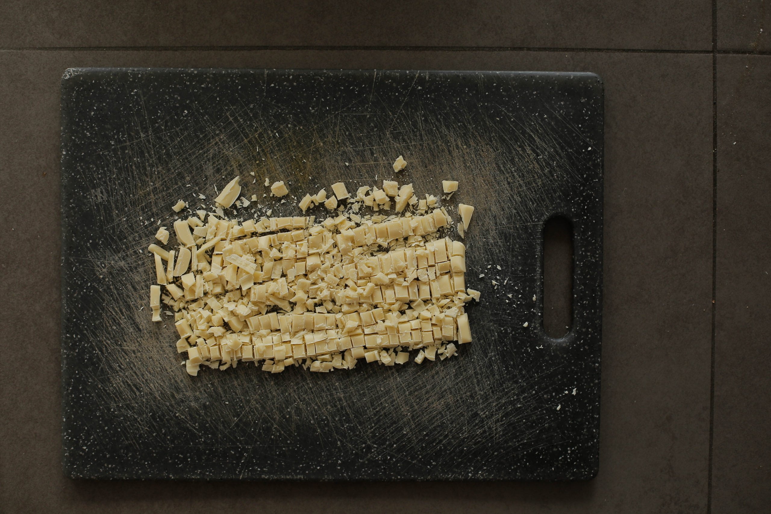 Witte chocolade hakken in kleine stukken