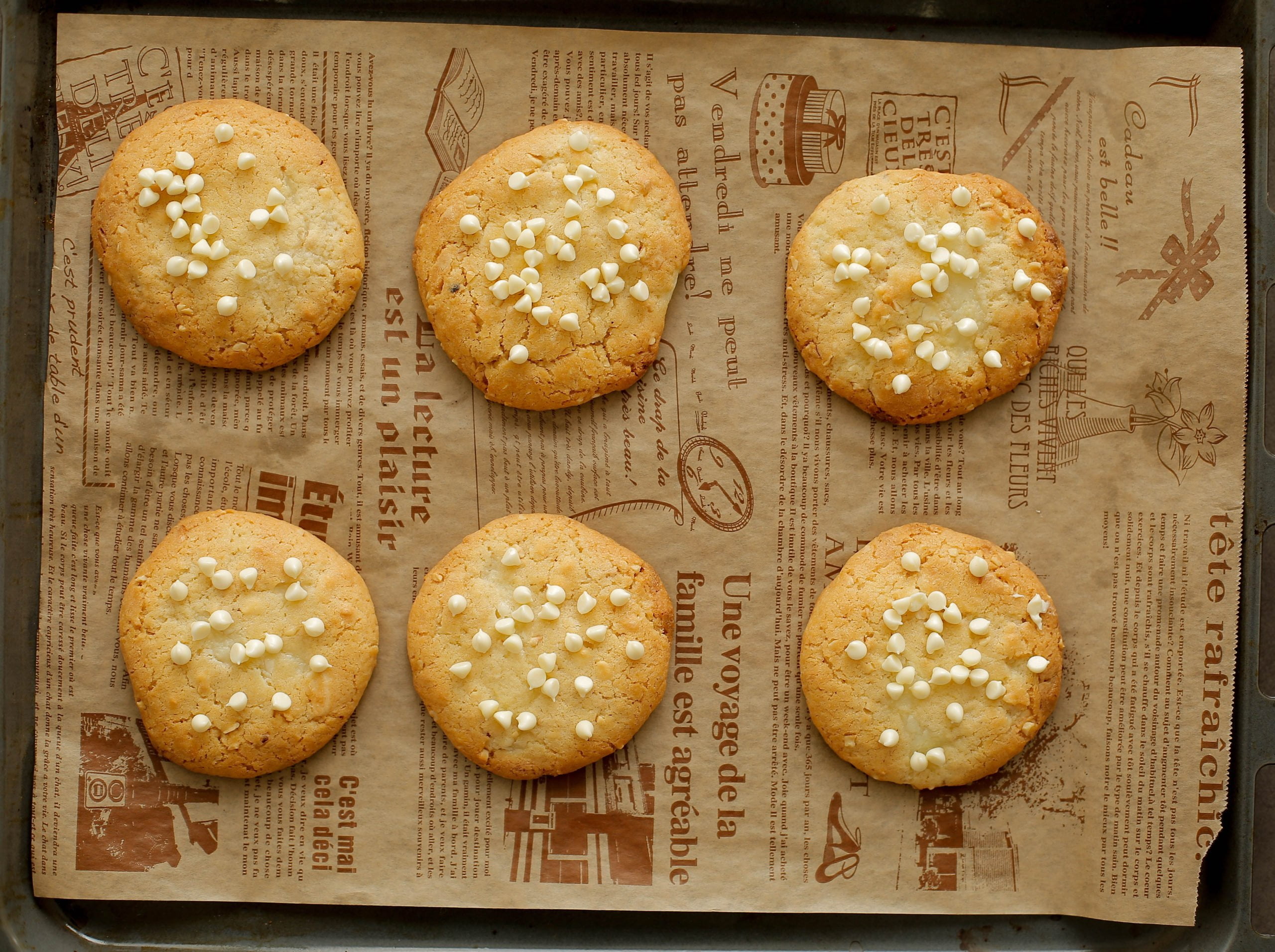 Warme witte chocoladekoeken garneren met witte chocolade druppels