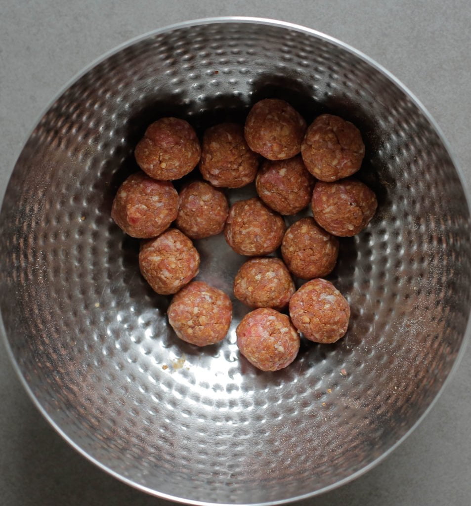 Neem wat van het gehakt (25 gr per stuk) en vorm tot een bol.