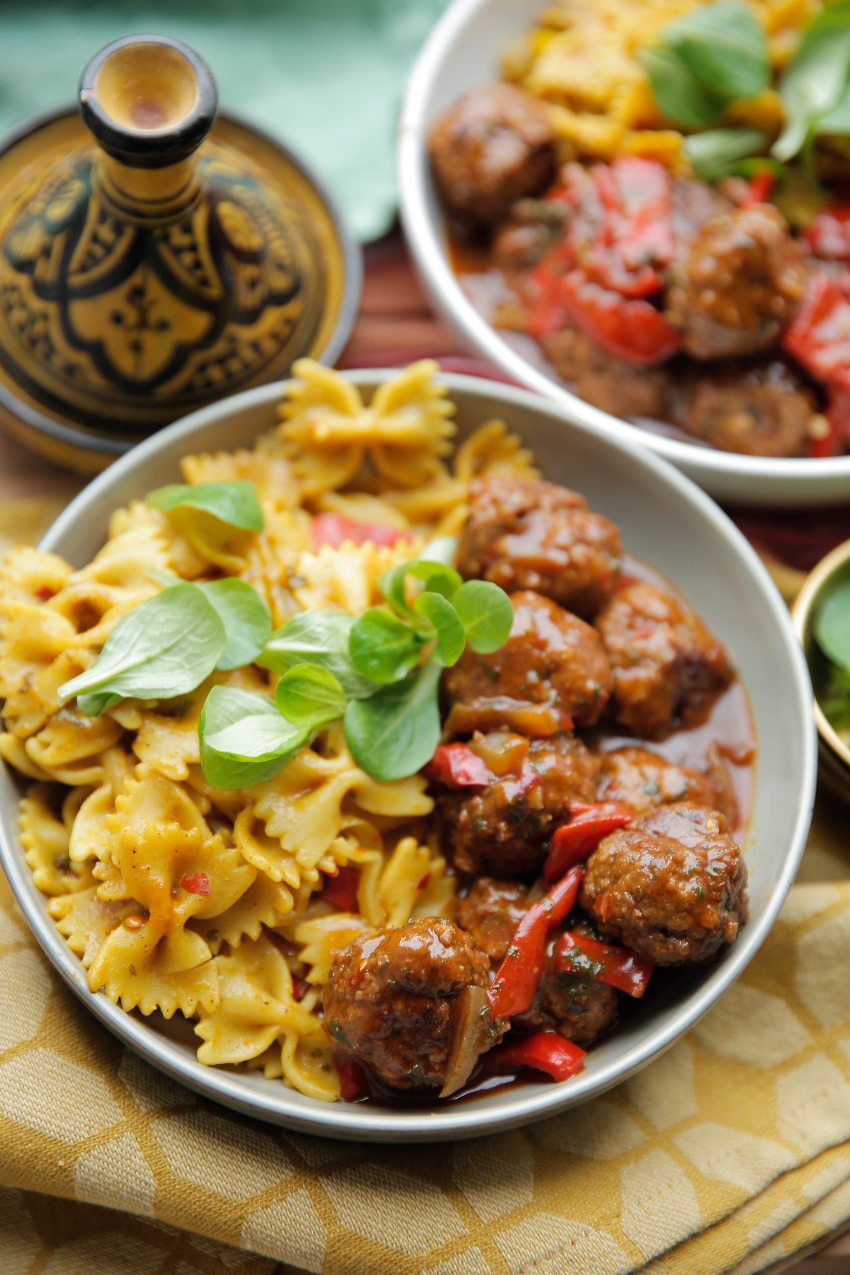 Farfalle met zachte gehaktballen op een bord