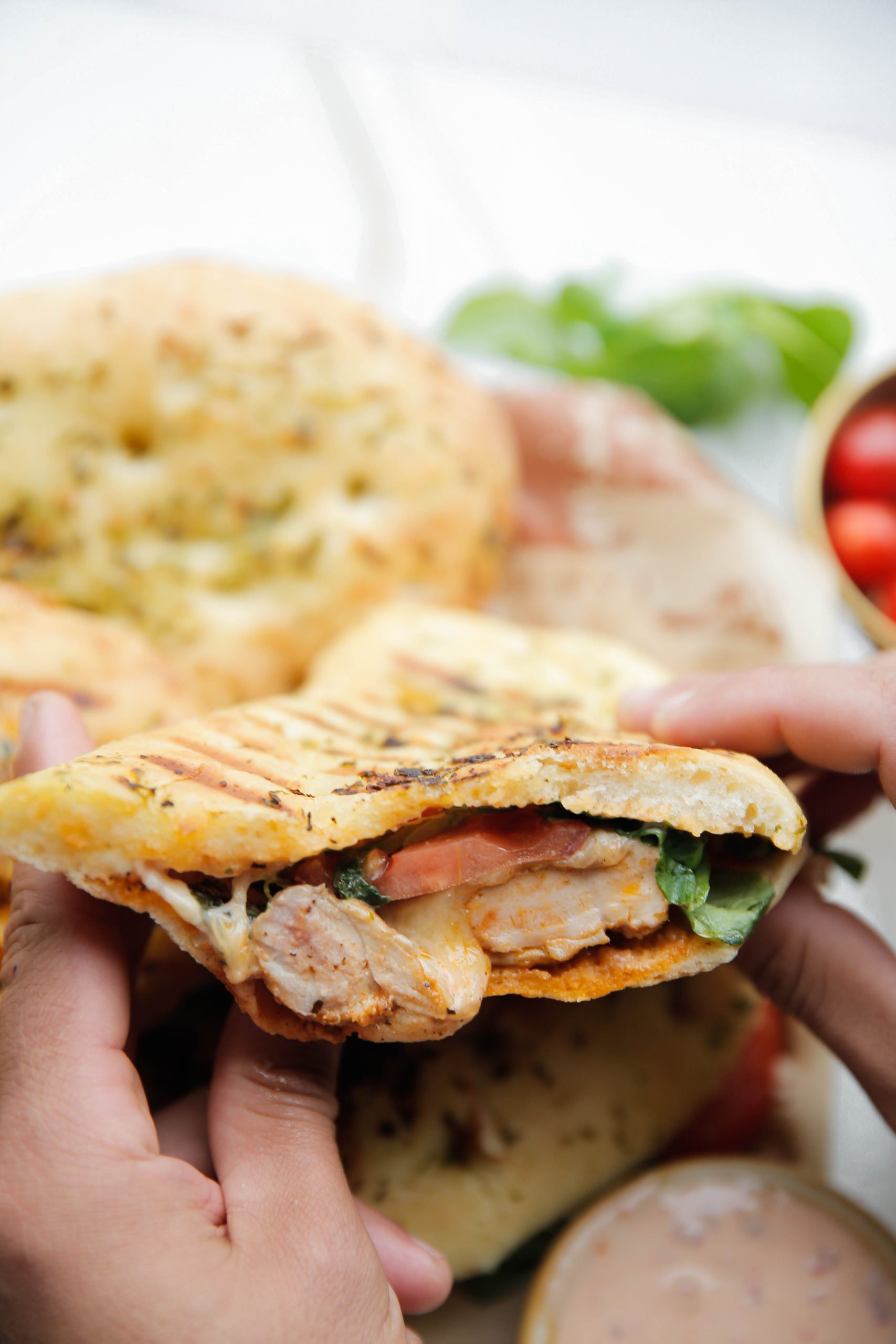 Knoflookbrood gevuld met kip uit de gril eindresultaat