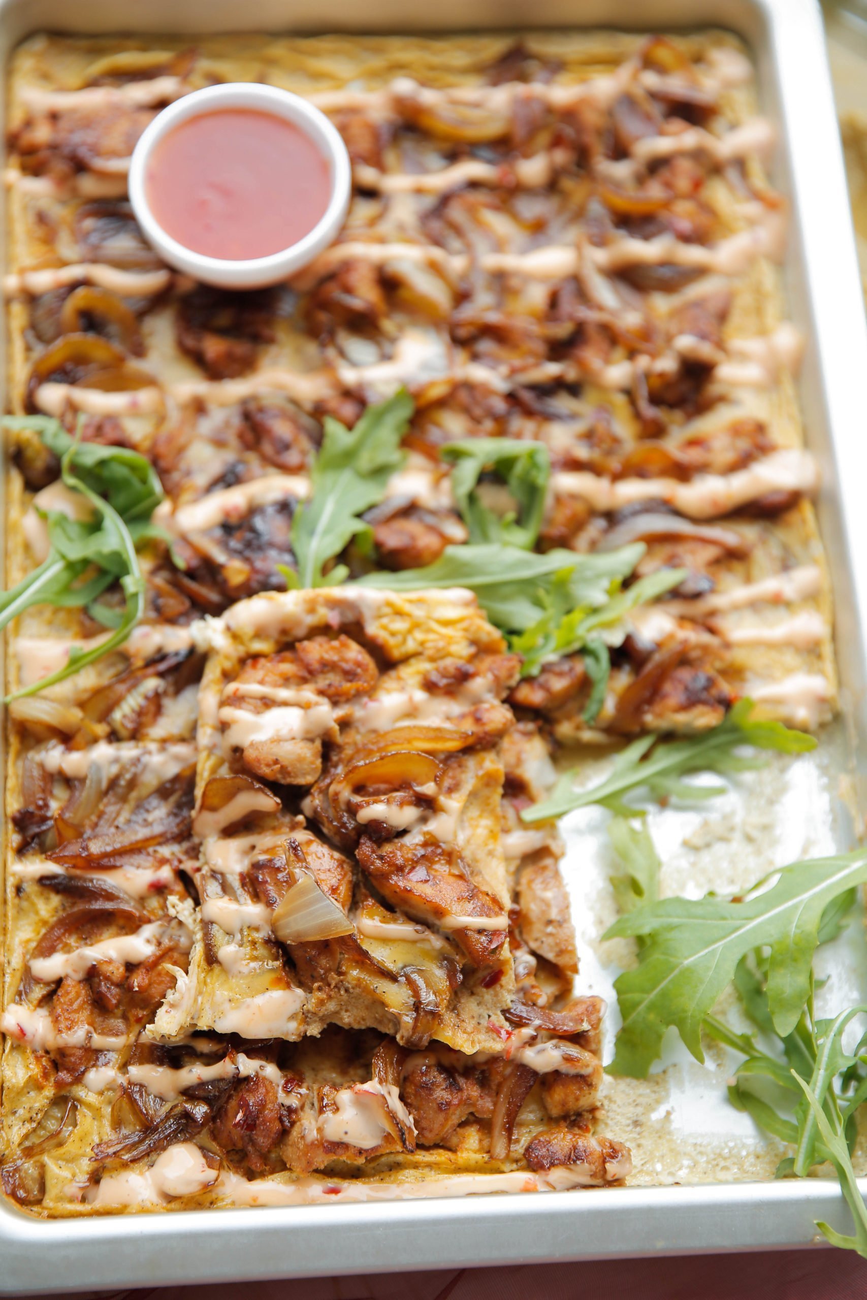 Omelet met kip en gekarameliseerde ui stuk