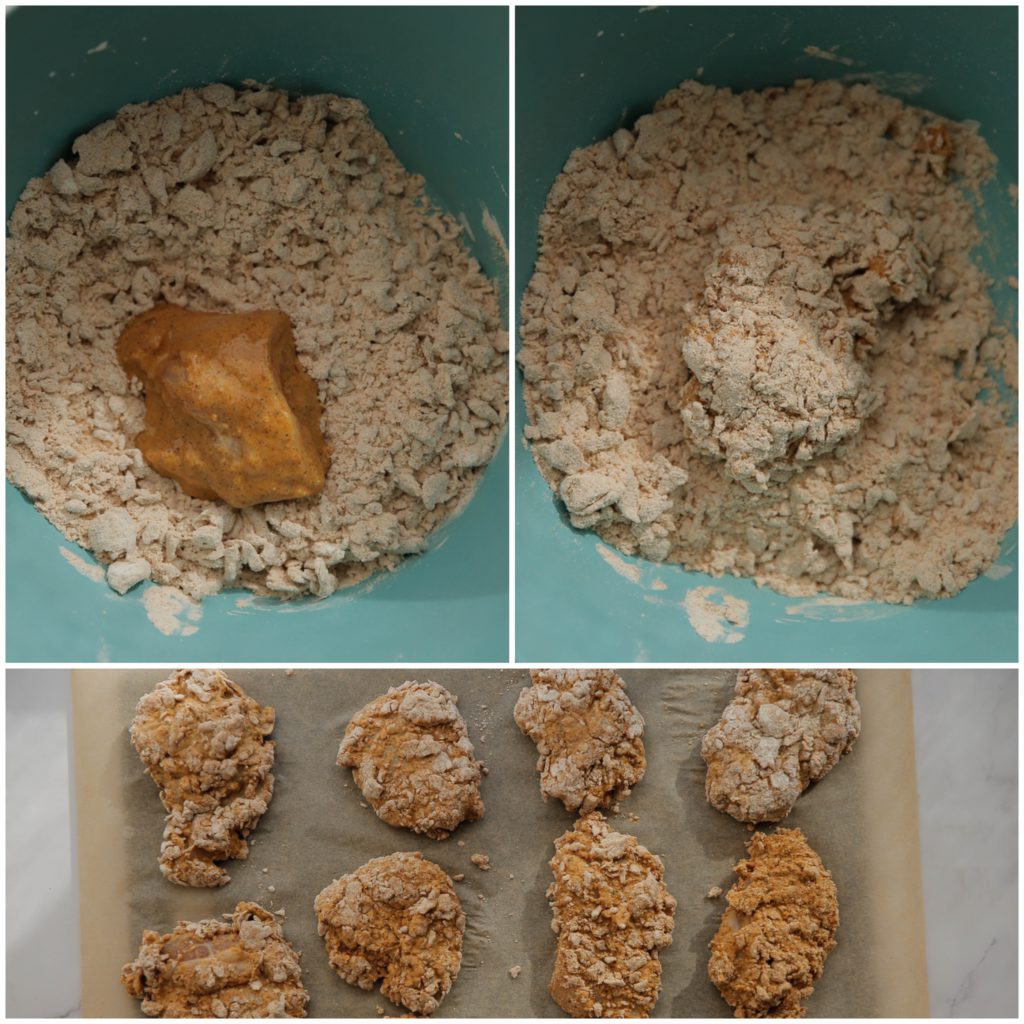 Haal de kippendijen door het kruimelig bloemmengsel en leg deze op een vel bakpapier. Voor een extra crunchy laagje kun je de kip nogmaals door het yoghurtmengsel en bloemmengsel halen.