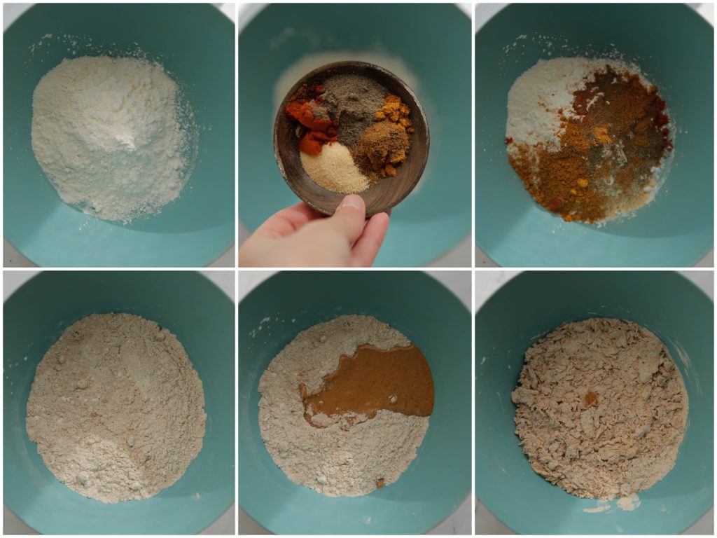 Doe de bloem, maïzena, ras el hanout, komijn, paprikapoeder, knoflookpoeder, het zout en 45 gram van het yoghurtmengsel in een kom. Meng goed tot een kruimelig deeg.