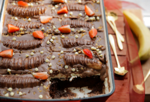 Chocoladecake met room en banaan