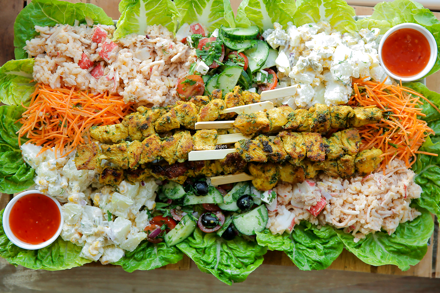 Vier salades met kipspiesjes