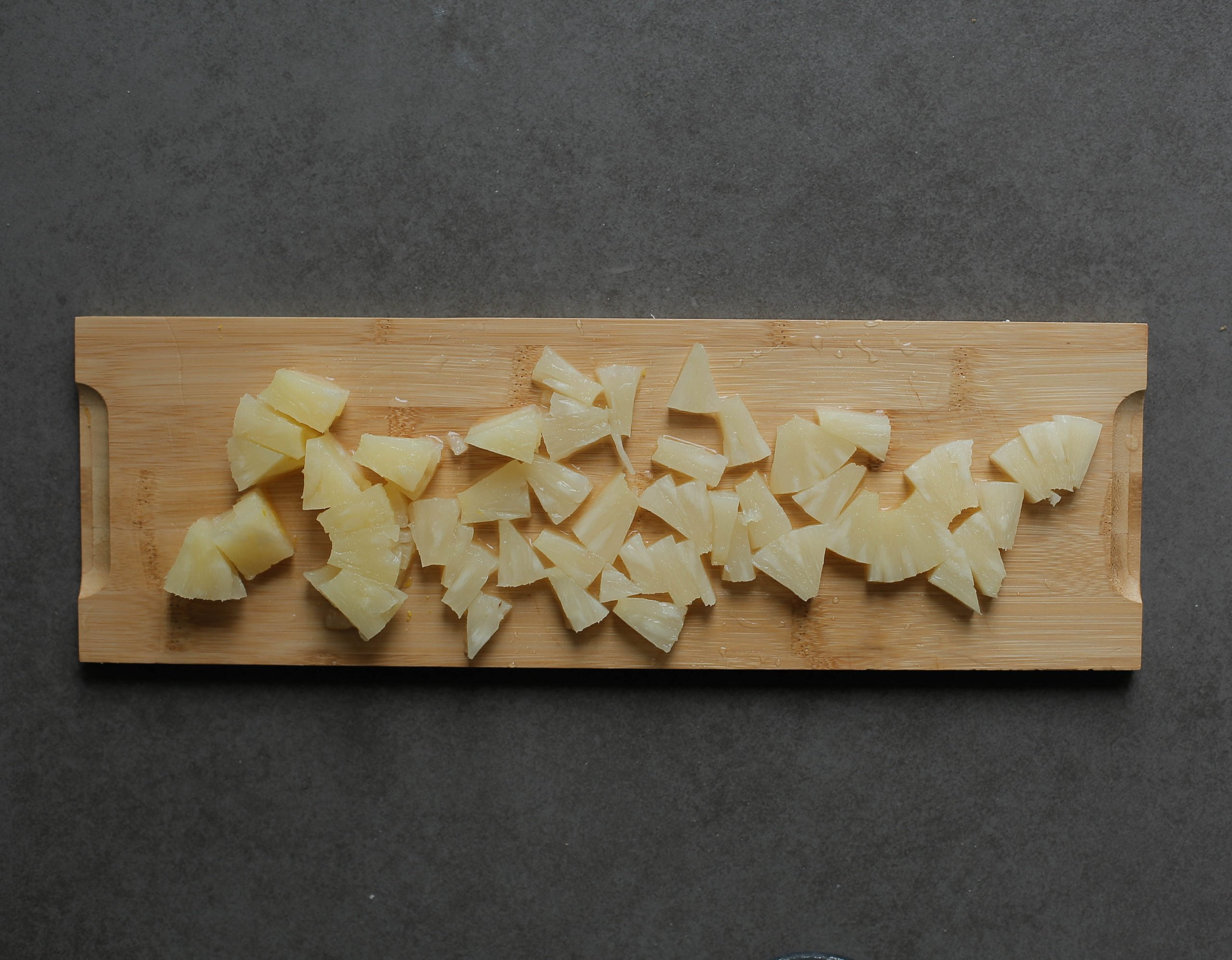 Ananan in kleine stukken snijden