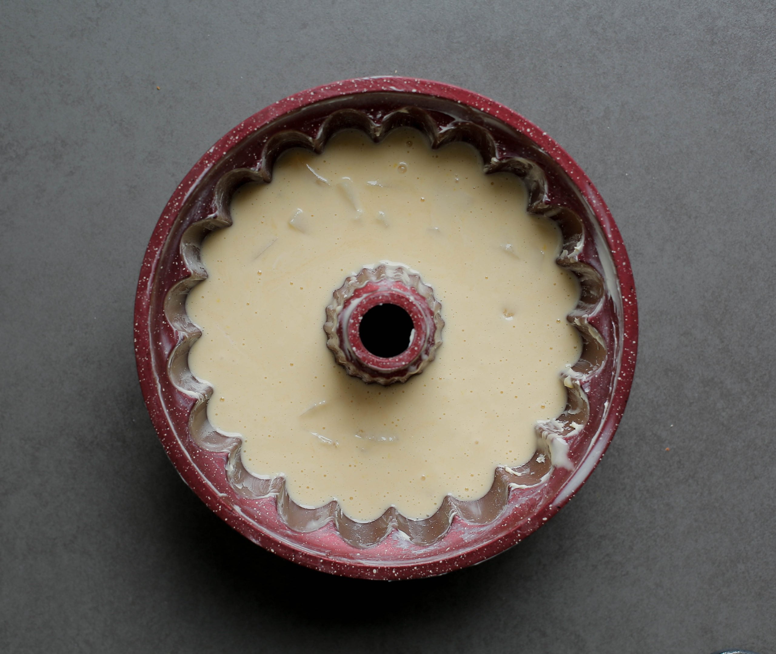 Tulband bakvorm vullen met het ananas-cakebeslag