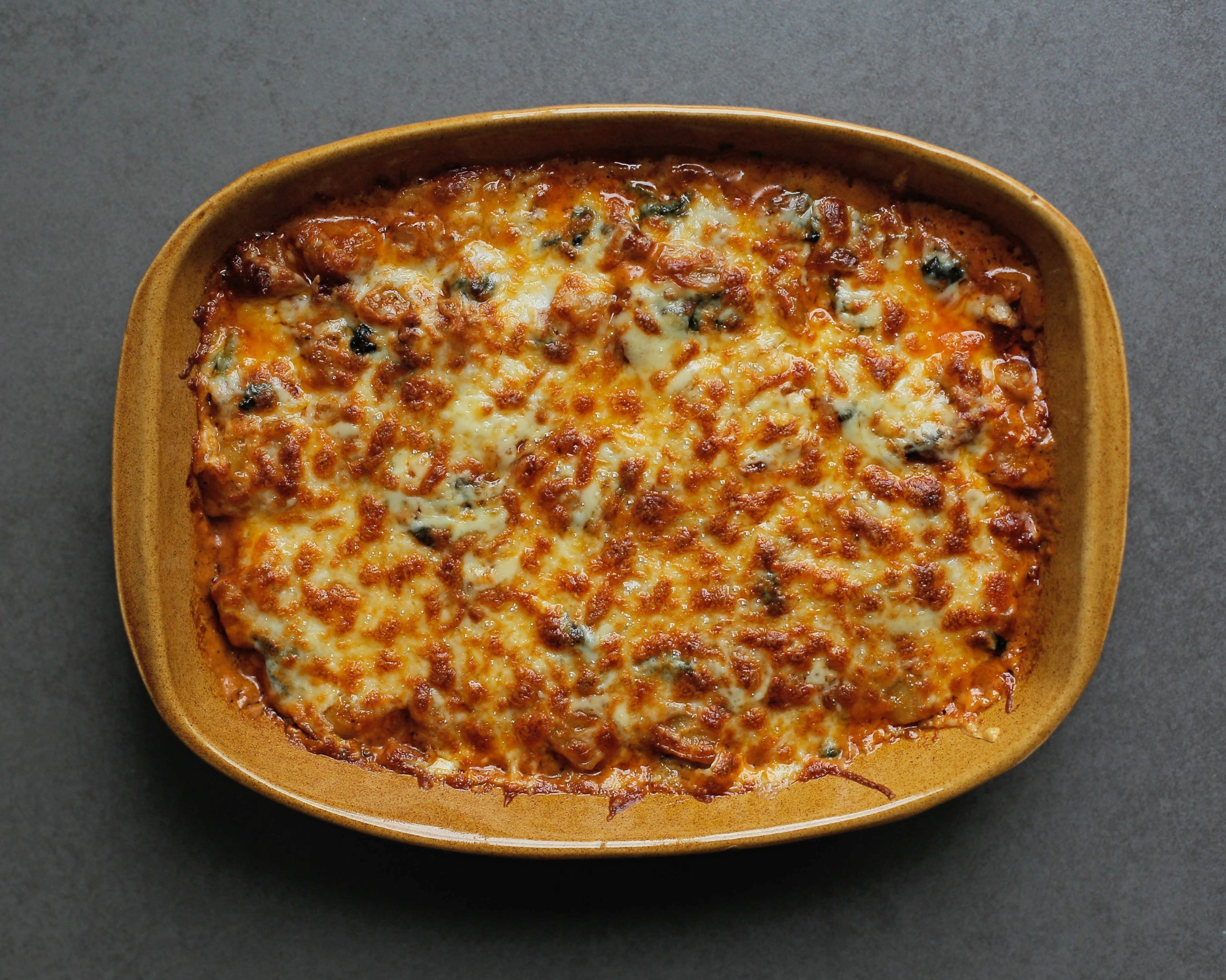 Aardappelschotel met Toscaanse saus bakken in de oven