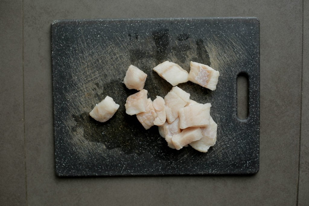 Snijd de zeewolf in stukken.