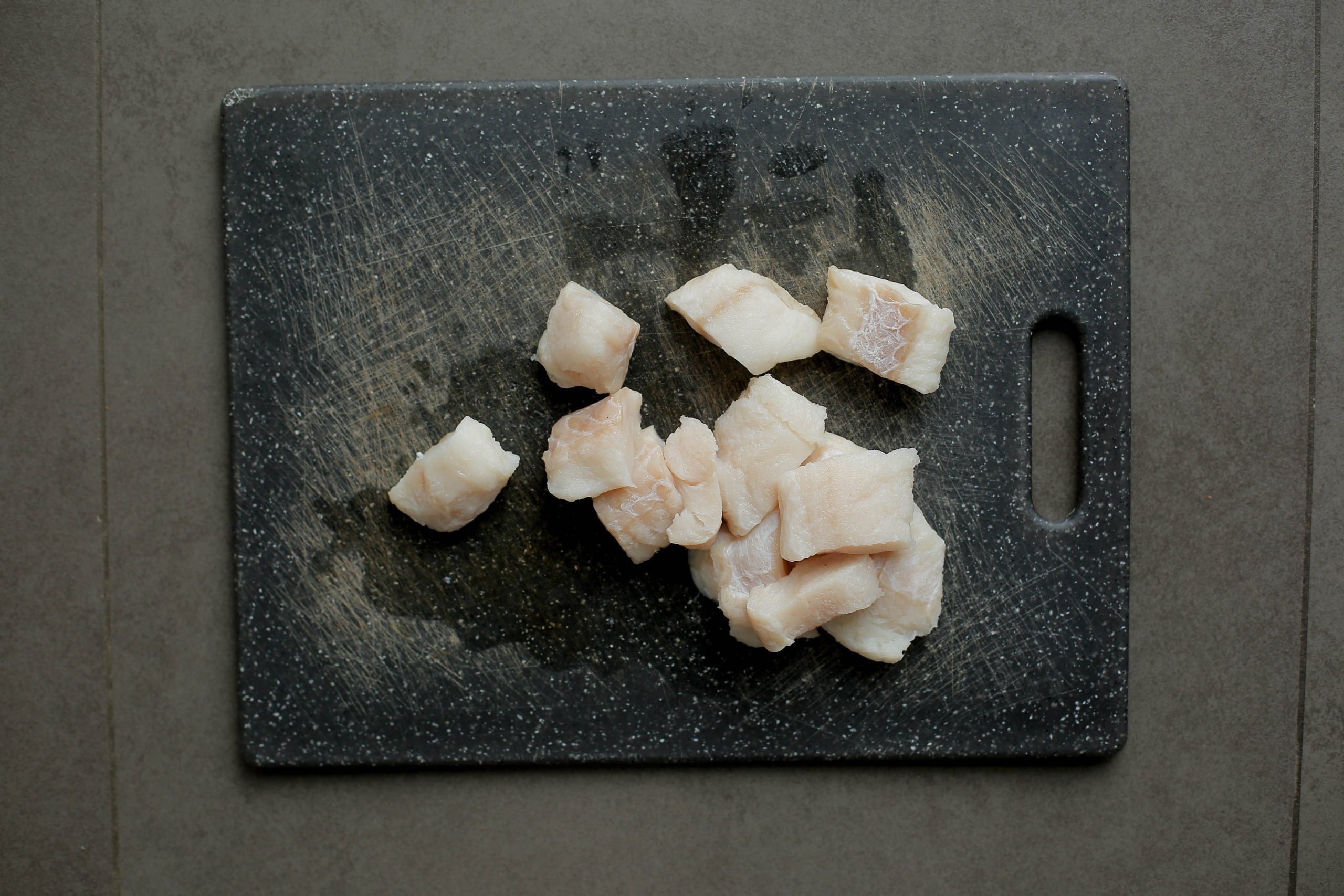 Zeewolf in stukken snijden