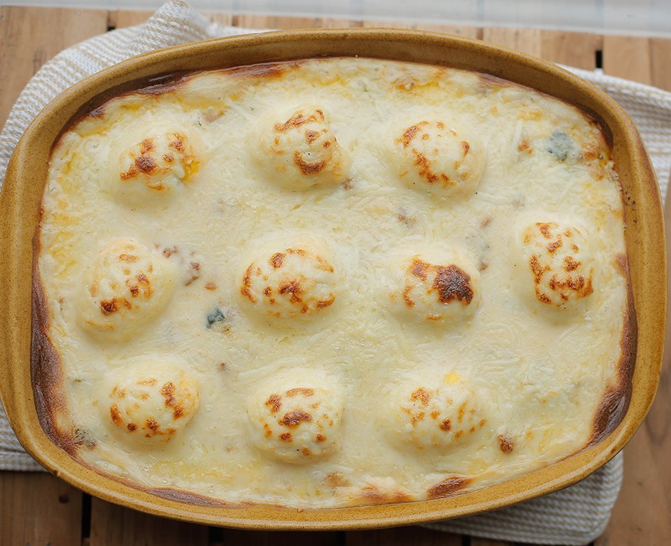 Aardappelschotel met gehakt, ei en bechamelsaus