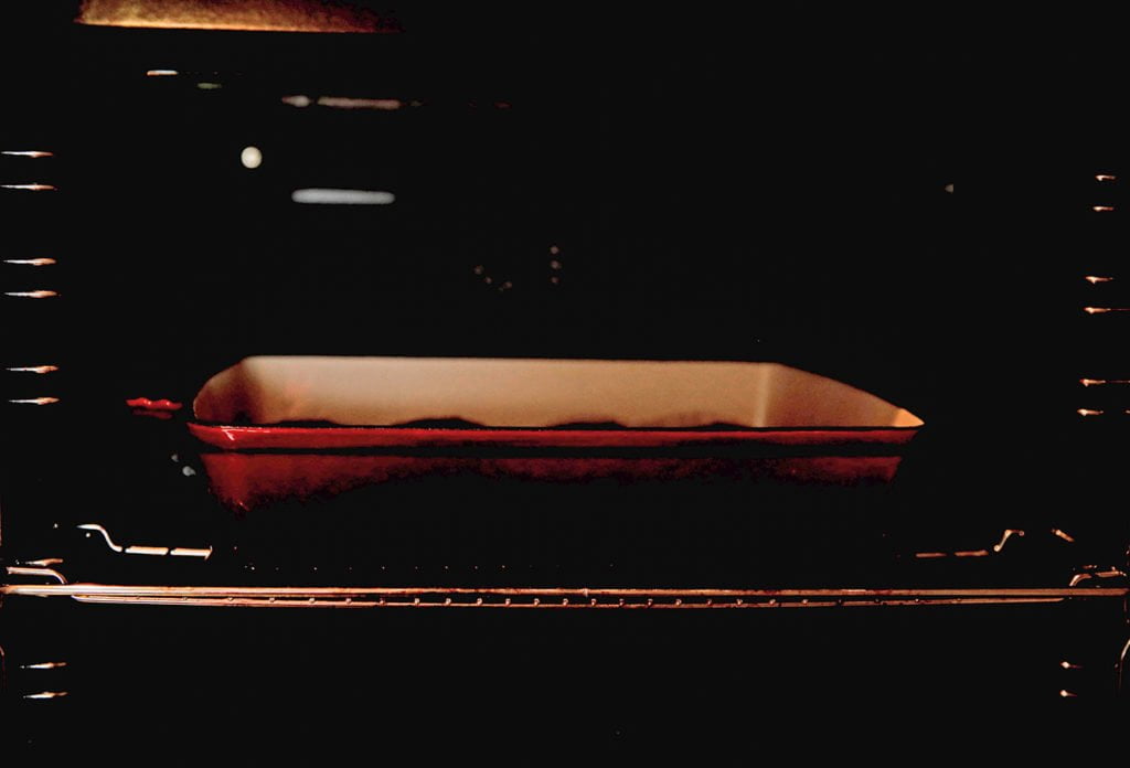 Doe de speculaas rolls in een voorverwarmde oven op 200℃. Bak 12-15 minuten of tot ze goudbruin zijn gekleurd. Dek de speculaasrolls direct af met een theedoek zodra ze uit de oven komen. Laat rustig op temperatuur komen, want zo worden ze heerlijk zacht.