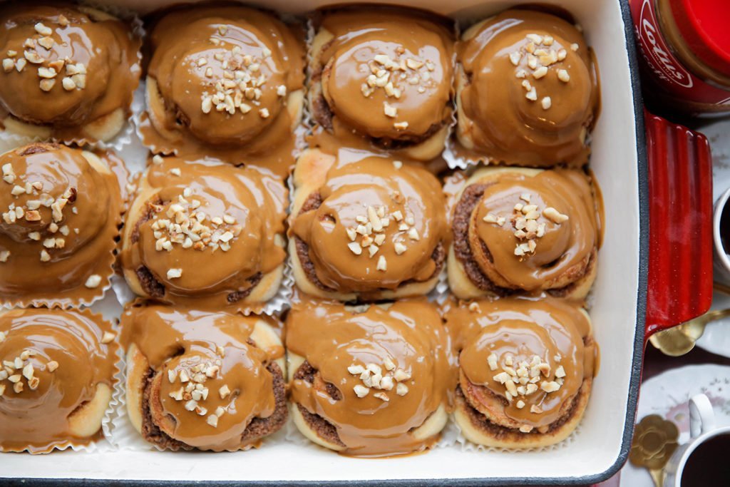 Garneer met stukjes noten.