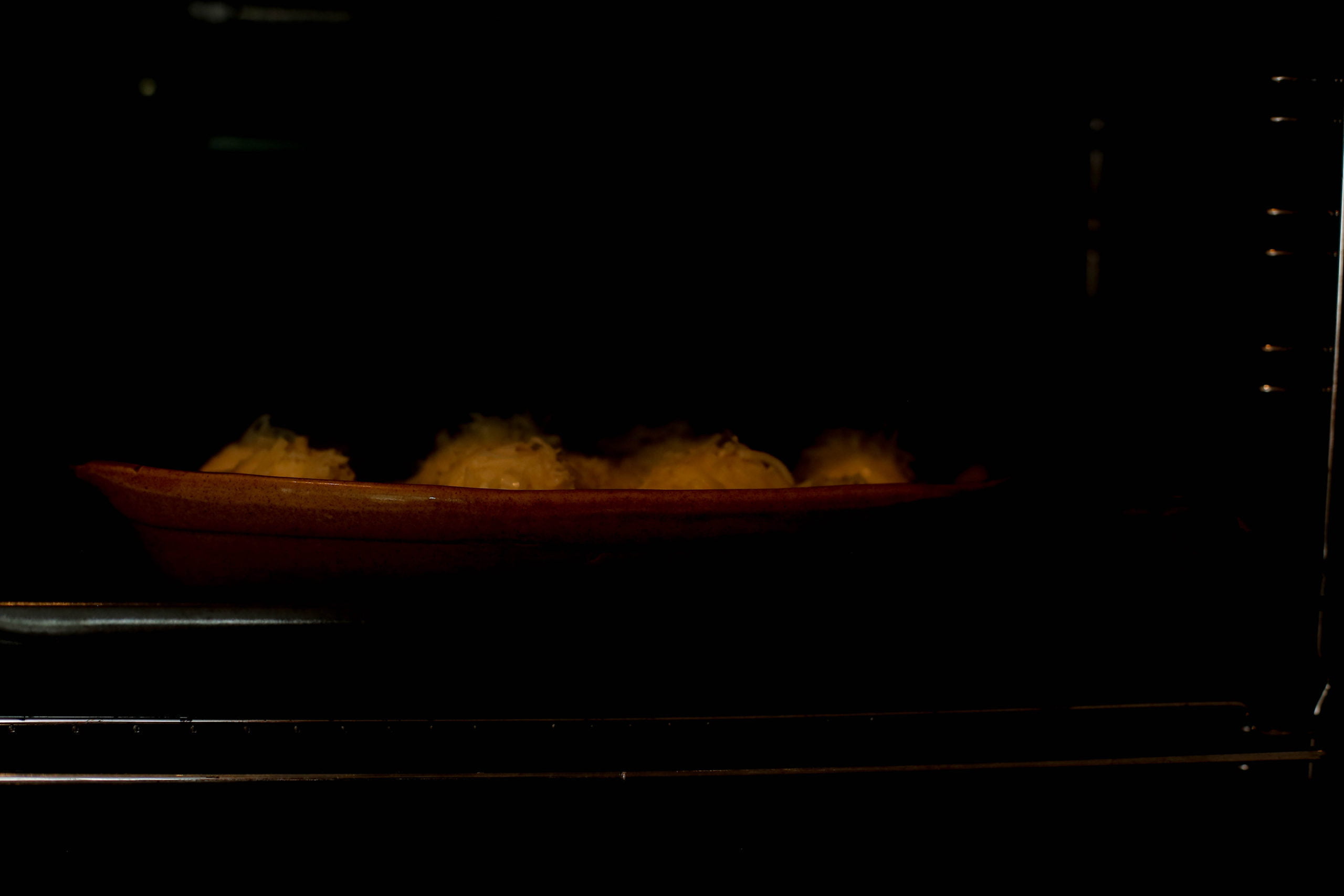 Ovenschaal met ei, gehakt en aardappels in de oven