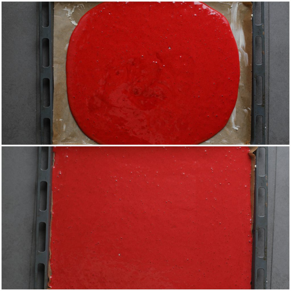 Vet de bakpapier beklede bakplaat goed in en voeg het beslag toe. Smeer het redvelvet beslag netjes en gelijkmatig uit.