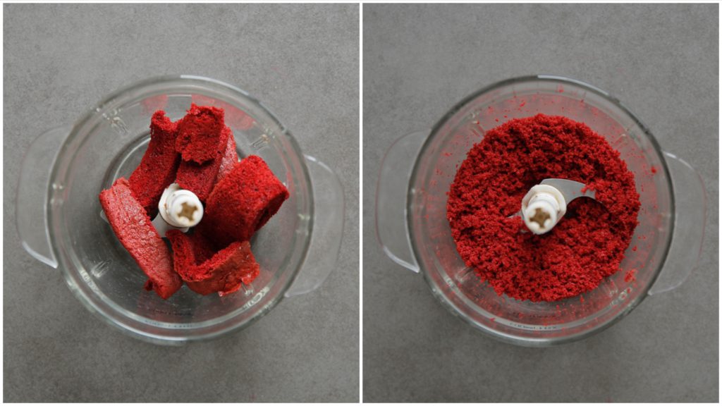 Doe de zijkanten van de red velvet cake in een mixer. Mix tot een kruimelig deeg. Houd apart.