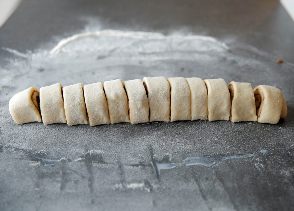 Snijd het deeg in 12 stukken.