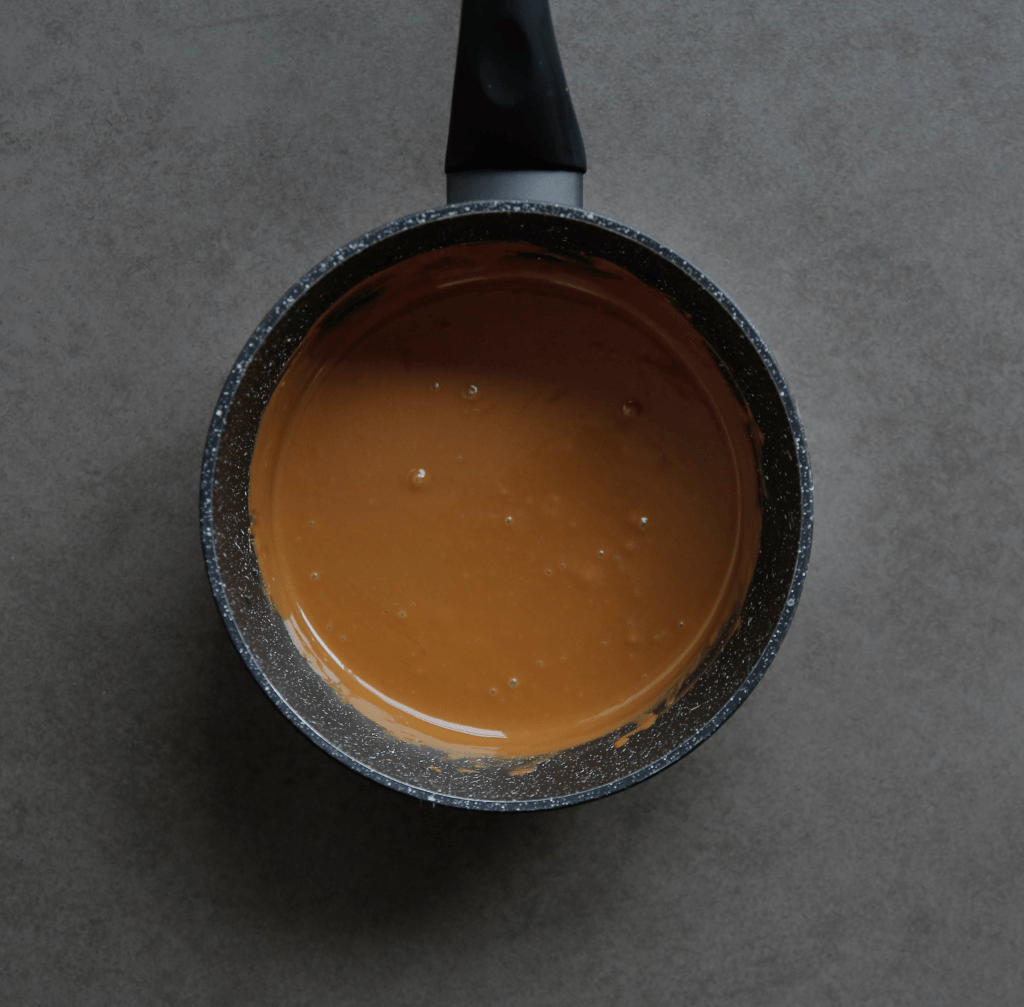 Warm de speculoospasta in een steelpan op laag vuur tot het vloeibaar is. Blijf erbij staan om te roeren, want dit gaat heel snel.