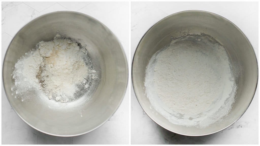 Doe de bloem, uienpoeder, zwarte peper en het zout in een kom. Meng goed.