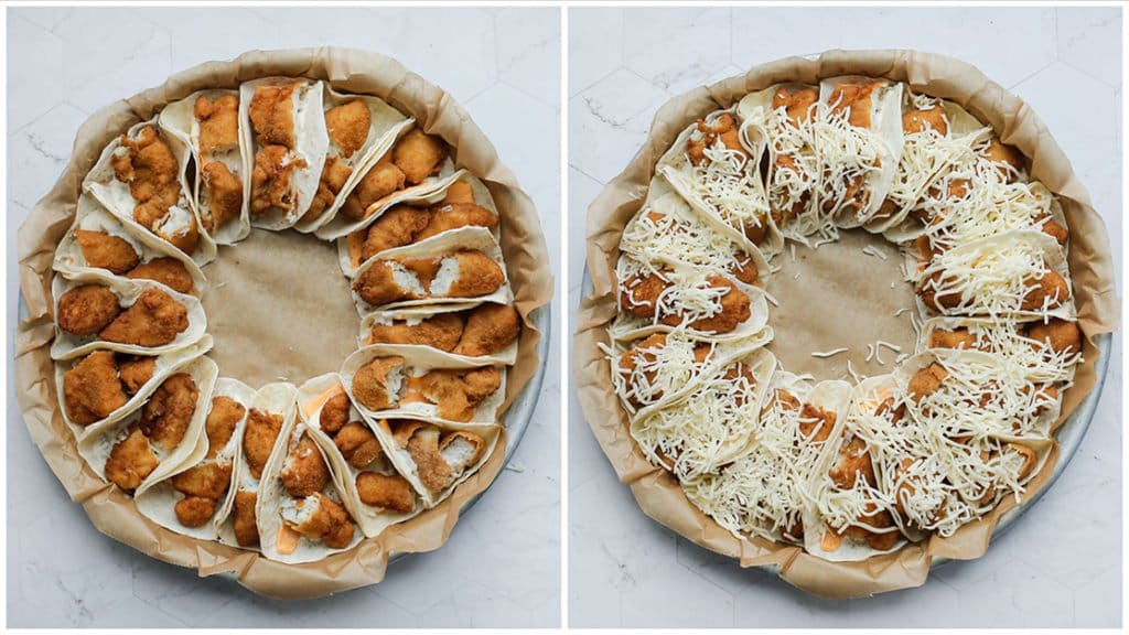 Maak een rij aan wraps in een bakvorm. Strooi er wat geraspte kaas op (optioneel).