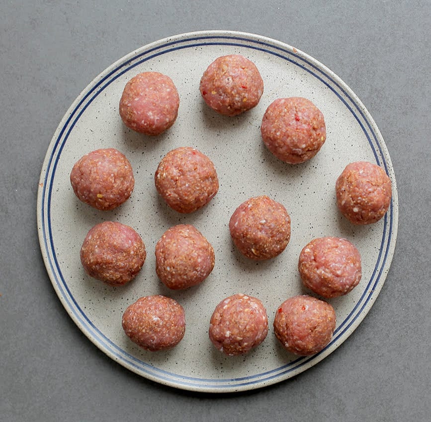 Gehaktmengsel vormen tot gehaktballen