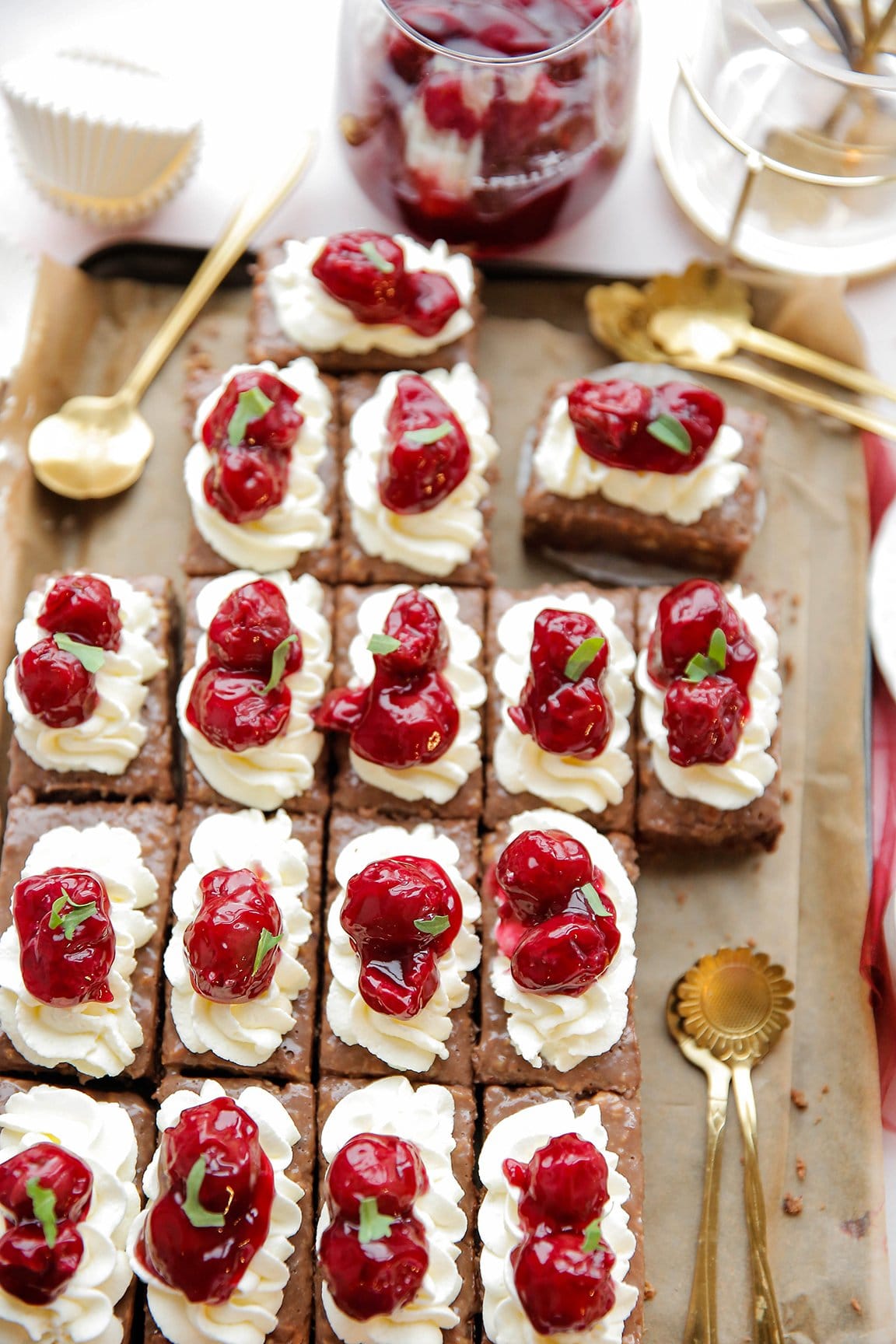 Chocolade dessert met room en kersenvlaai eindresultaat Kookmutsjes