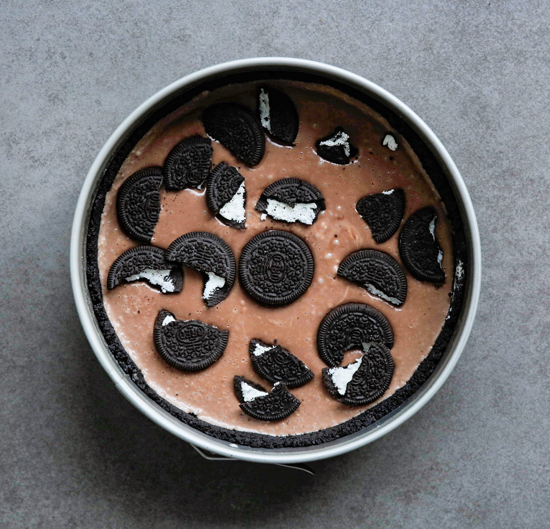 Chocolade cheesecake met stukjes oreo koek