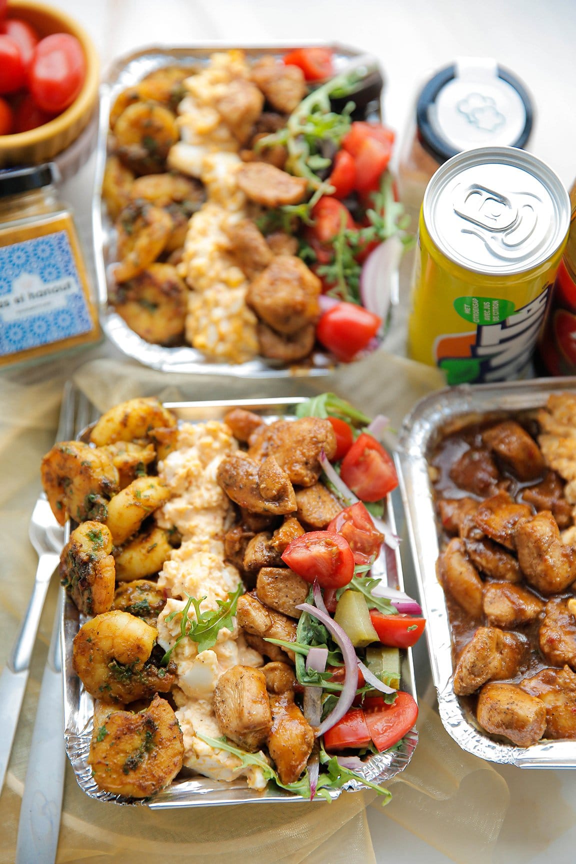 Aardappelmengsel met garnalen, eiersalade, kip en salade eindresultaat