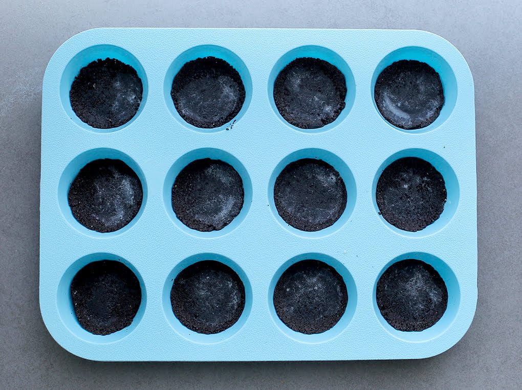 Muffin siliconenvorm vullen met het oreo koekjesdeeg