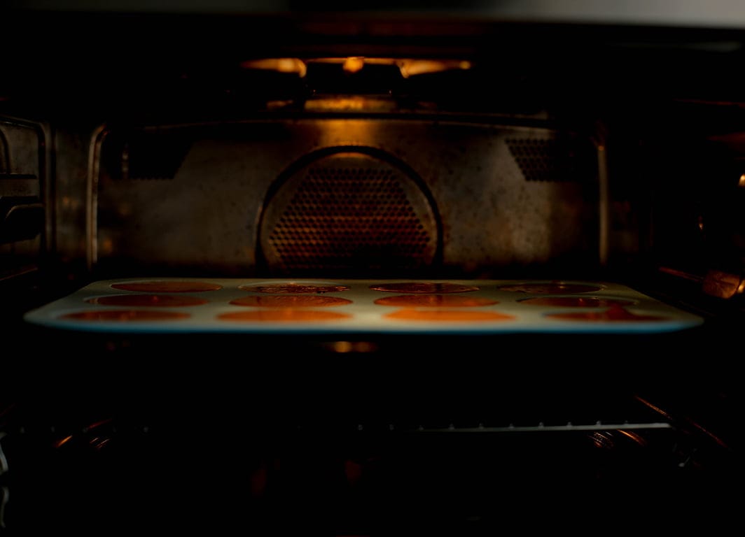 Mini oreo cheesecakes gaar bakken in de oven