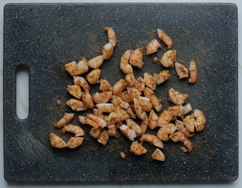 Garnalen in stukjes snijden