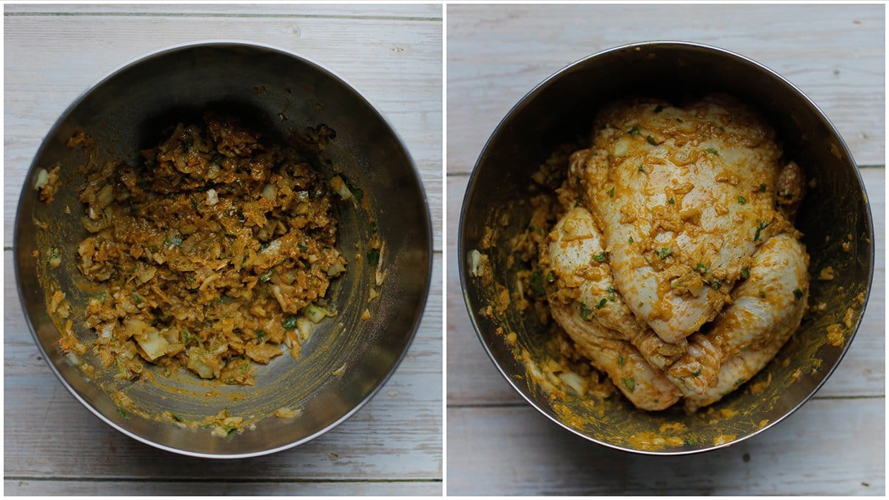 Kip marineren in het groentemengsel