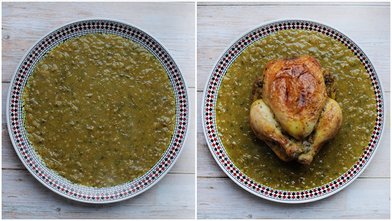 Saus verdelen over een bord met gebakken kip