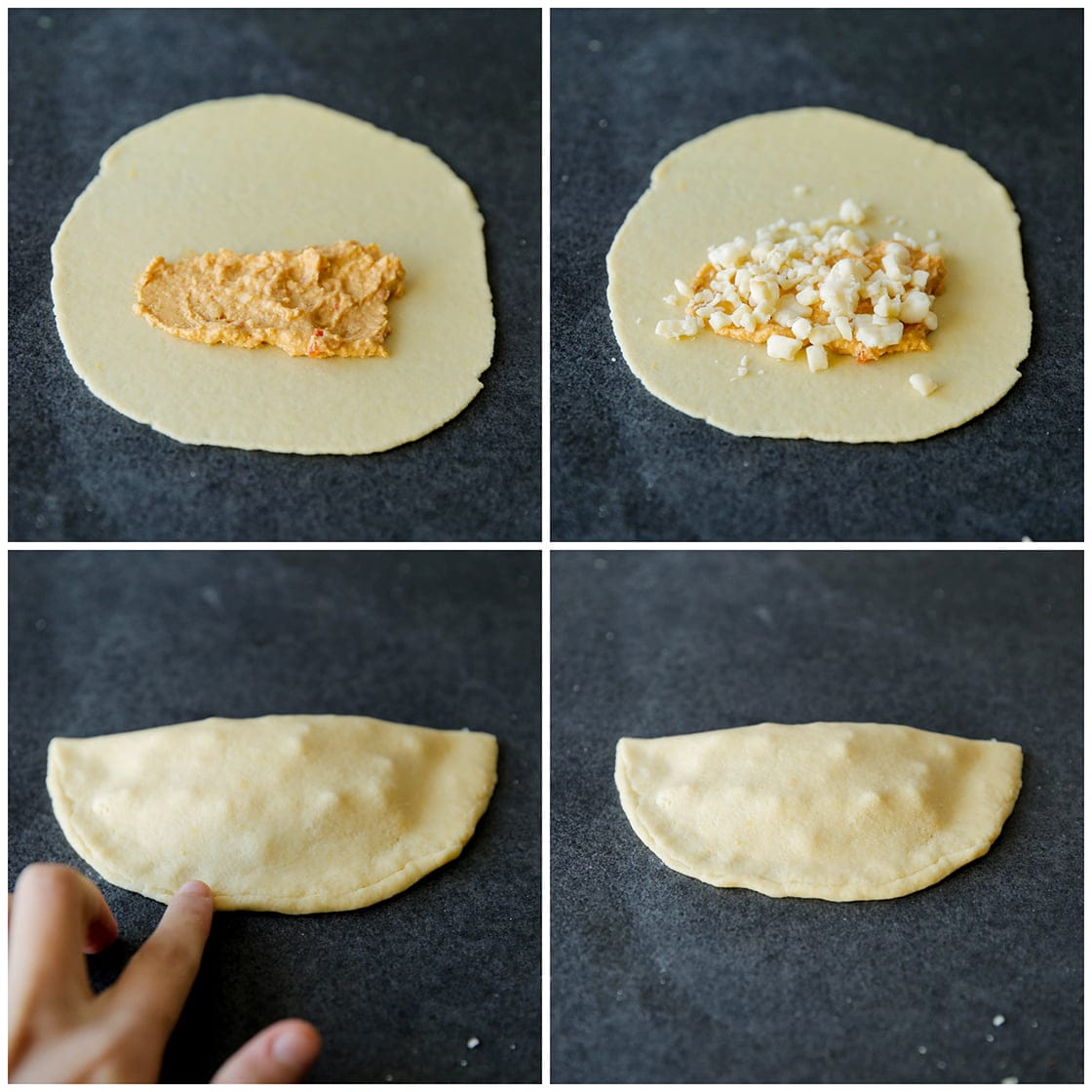 Griesmeelbroodjes vullen met pikante hummus en kaas