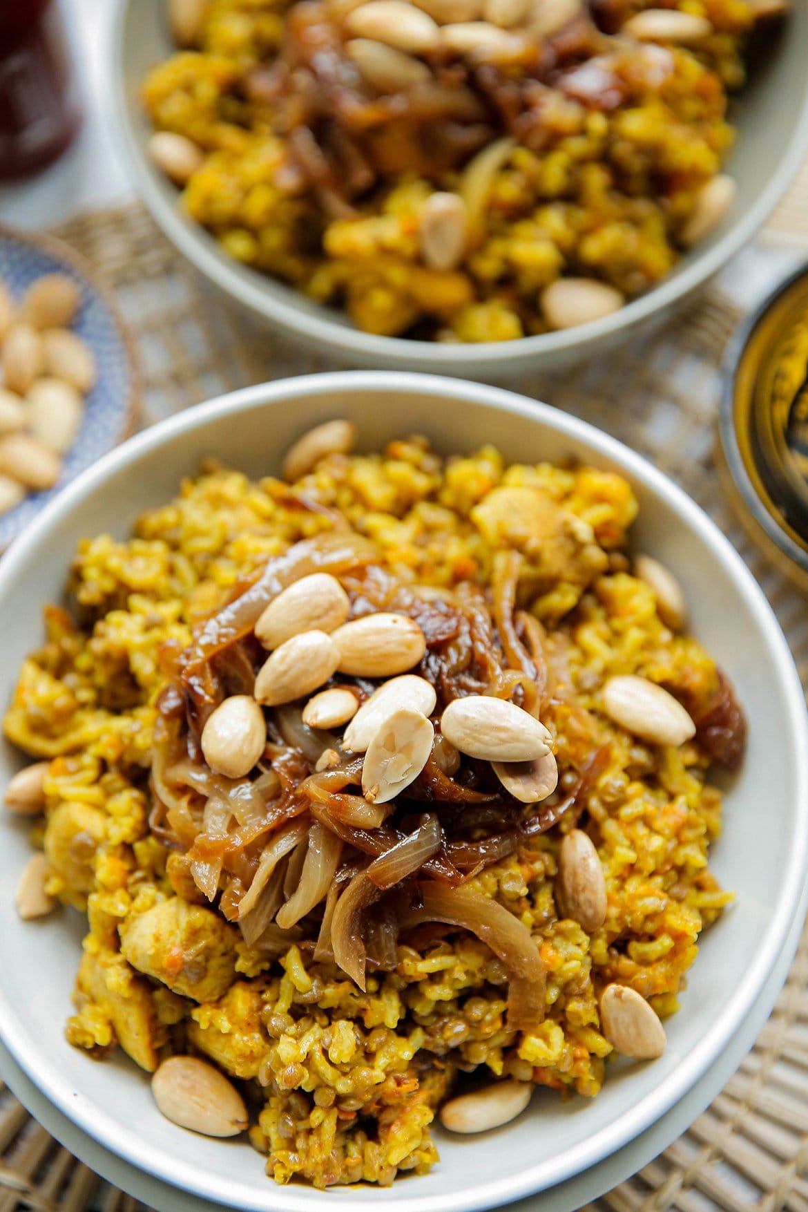 Rijst met kip verdelen over een bord