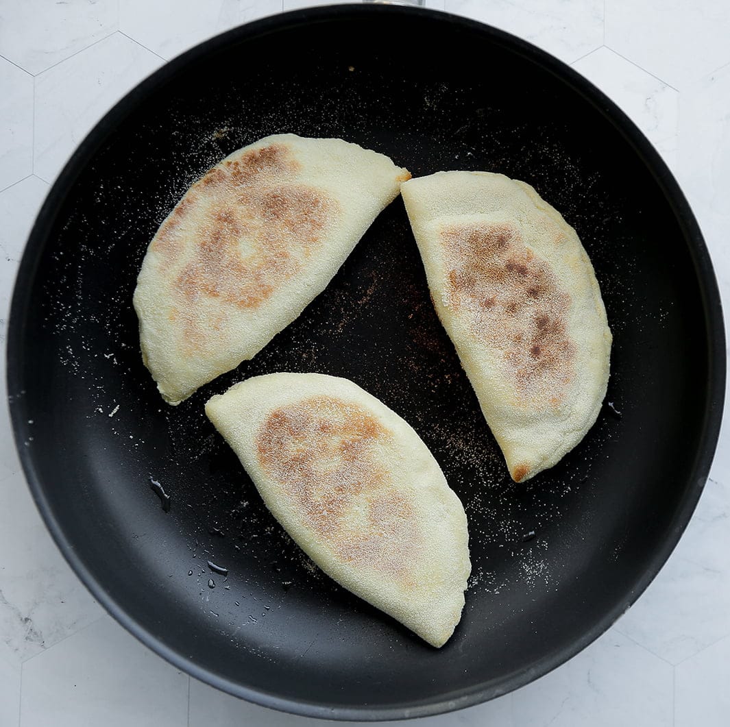 Griesmeelbroodjes met kaasvulling bakken