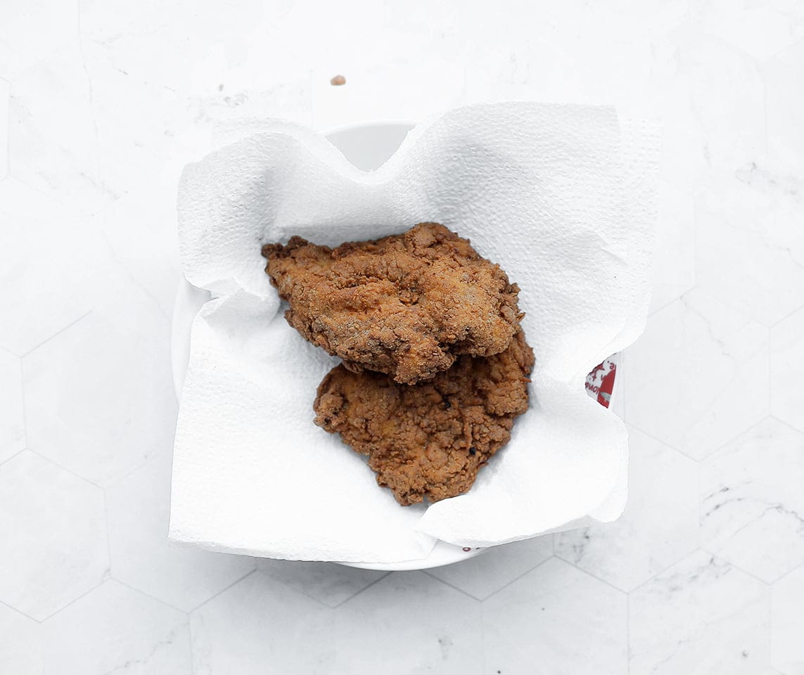 Kip bakken en uit laten lekken op een vel keukenpapier