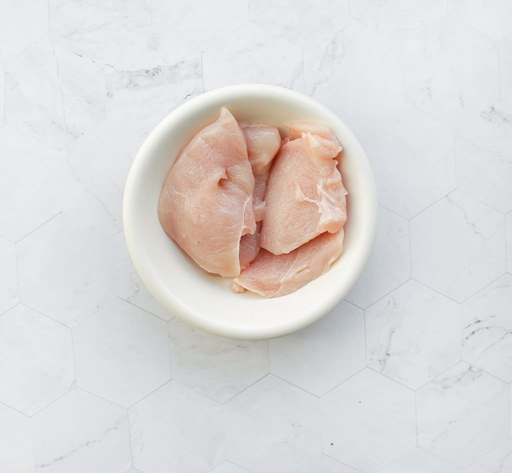Snijd de kipfilet in 4 stukken.
